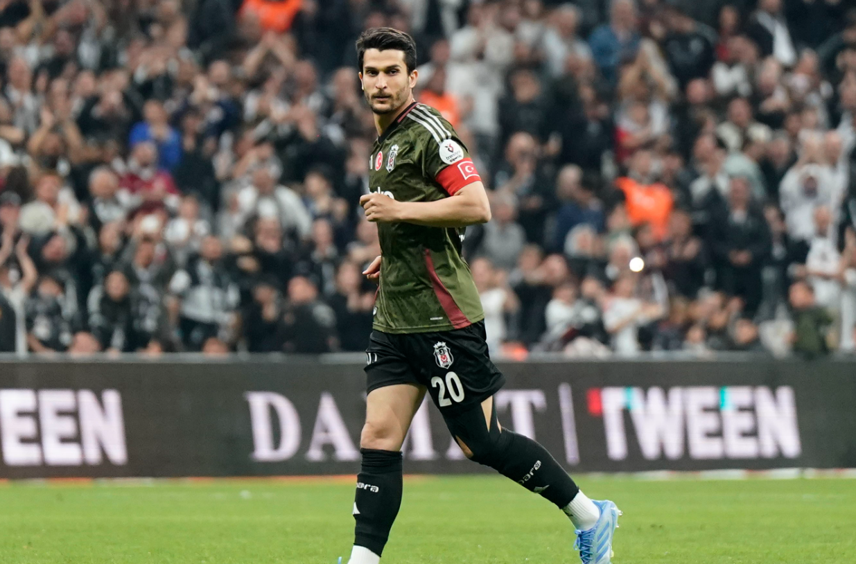 KAPTANLIK VE LİDERLİK ROLÜ
Uzun yıllardır takım kaptanlarından biri olan Necip Uysal, özellikle genç oyunculara örnek tutumuyla dikkat çekti. Teknik direktörler tarafından saha içinde “joker” oyuncu olarak değerlendirilen Necip, savunma, orta saha ve sağ bek pozisyonlarında görev yaptı.