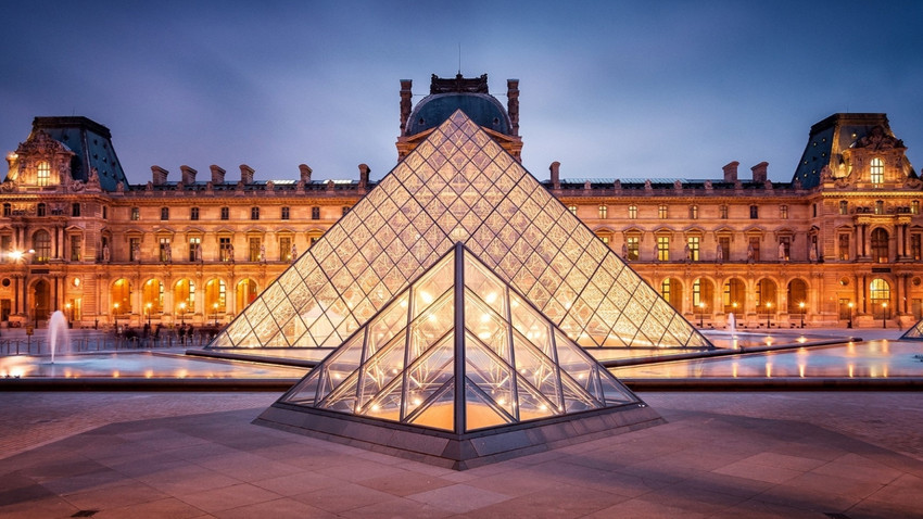 Paristeki Louvre Muzesinde Soygun Napolyona Ait Mucevherler Calindi