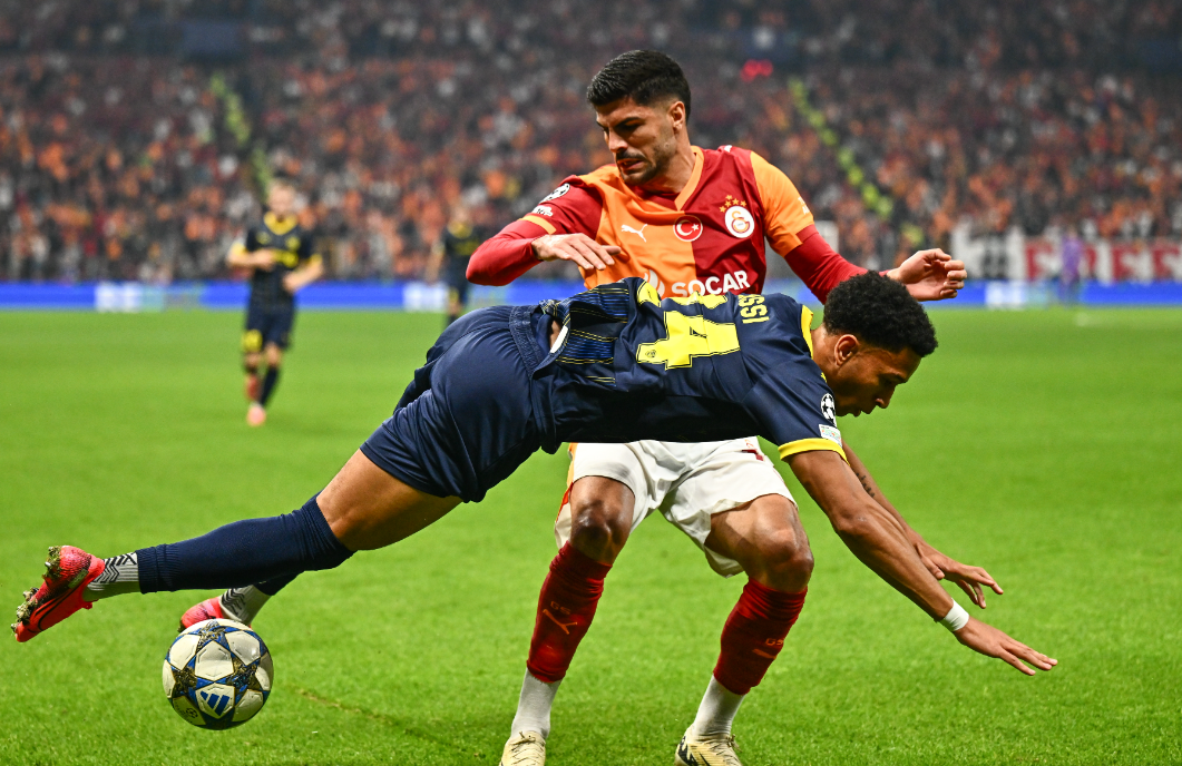 “HAKEM DERS GİBİ YÖNETTİ”
Mustafa Çulcu, İngiliz hakem Michael Oliver’ın yönetimini övdü:
“UEFA’nın en formda hakemlerinden biri olan Oliver, maçı 17 faul ve 2 sarı kartla bitirdi. Hakemlerimiz bu yönetimi örnek almalı.”