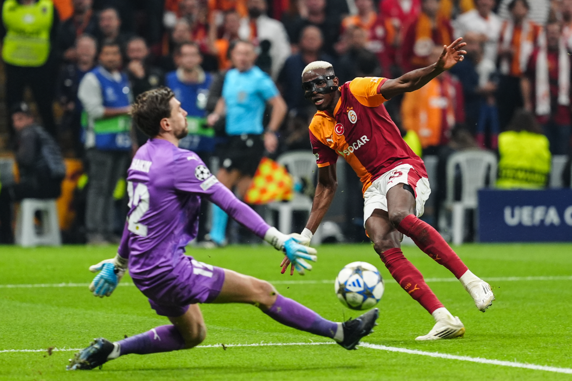 “ADAM TAM BİR CANAVAR!”
Murat Özbostan, Osimhen’in performansını övdü:
“Galatasaray’ın neden Osimhen’i transfer ettiğini şimdi daha iyi anladınız mı! 75 milyon Euro’luk bedel tartışılsa da bu adam bunu fazlasıyla hak ediyor. 2 gol attı, baskı yaptı, pozisyon yarattı. Önde adeta ateş yaktı. Her yönüyle tam bir canavar!”