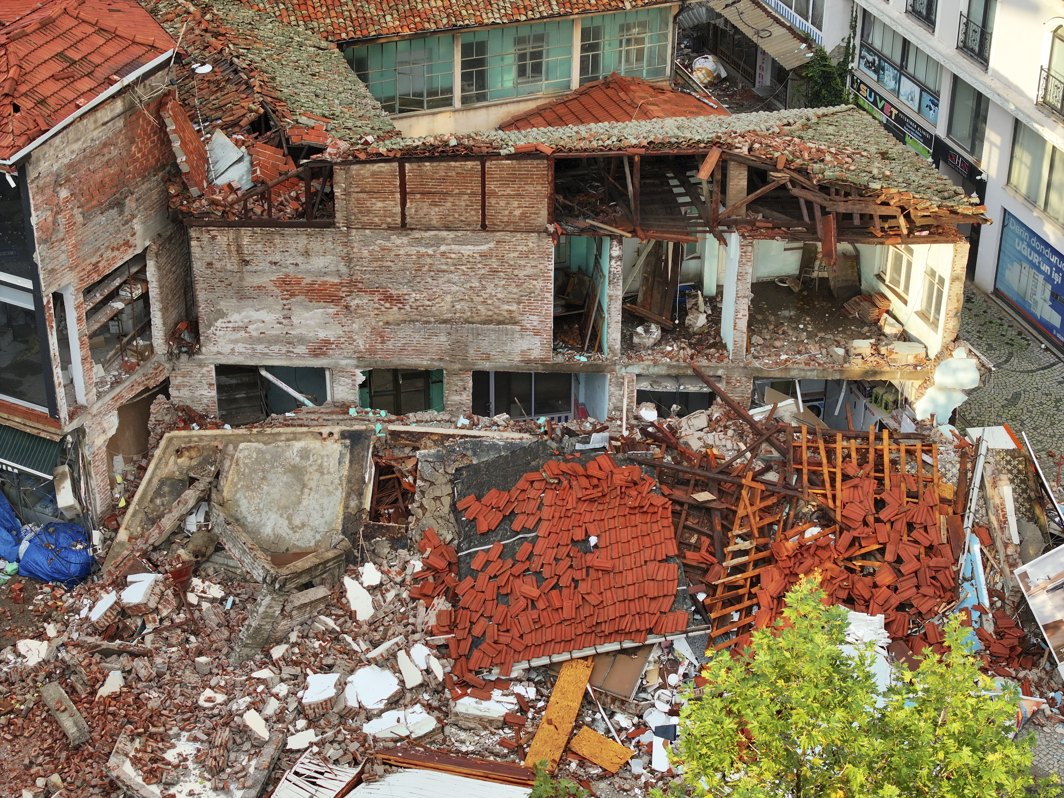 SINDIRGI’DA 6.1 BÜYÜKLÜĞÜNDE DEPREM
Balıkesir’in Sındırgı ilçesinde gece saatlerinde meydana gelen 6,1 büyüklüğündeki deprem, Marmara ve Ege bölgelerindeki birçok ili etkiledi. İzmir, Bursa, İstanbul, Tekirdağ, Kocaeli ve Sakarya gibi şehirlerde de hissedilen sarsıntı, halk arasında büyük paniğe yol açtı.