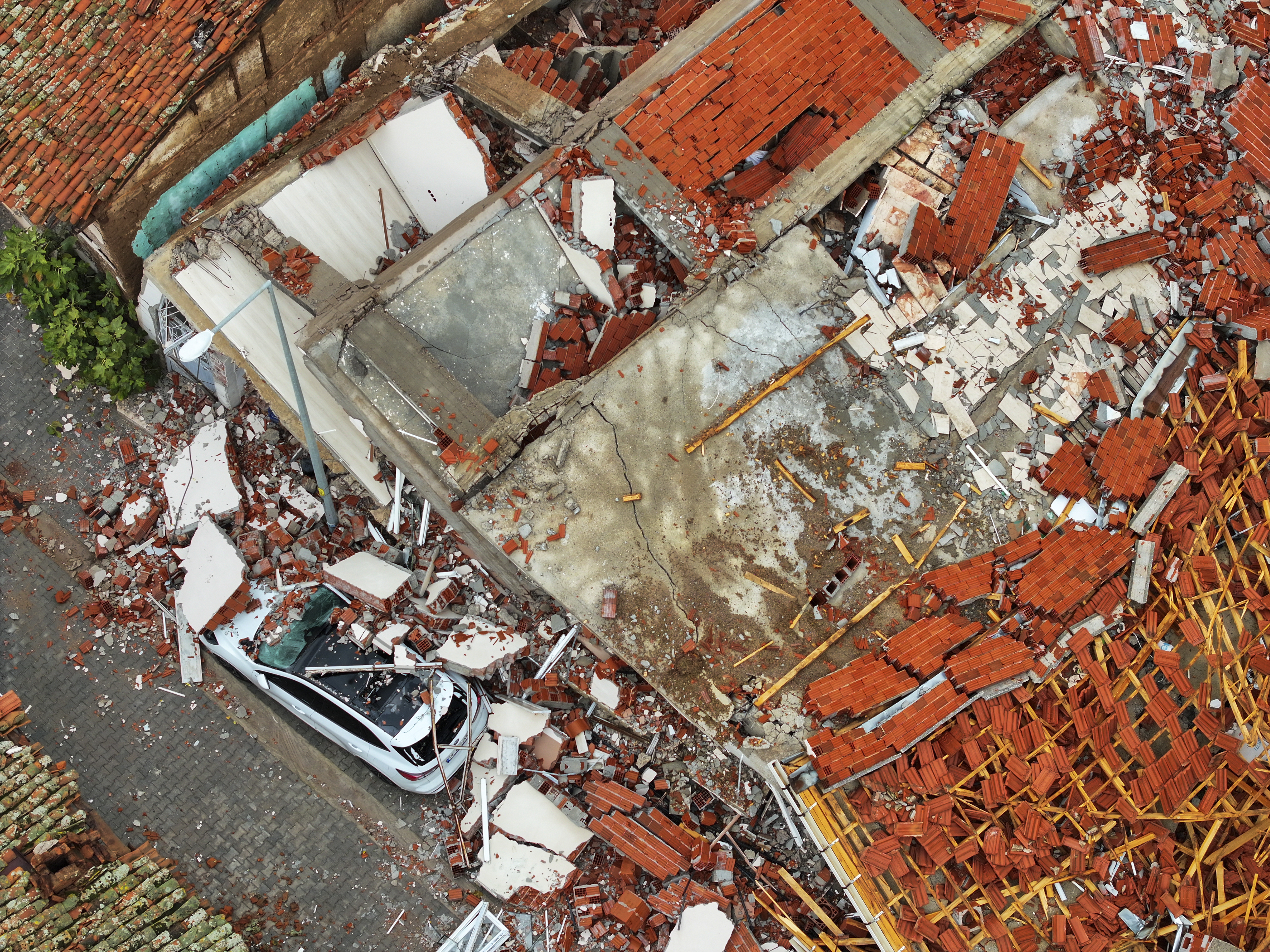 Balıkesir’in Sındırgı ilçesi gece saatlerinde 6,1 büyüklüğündeki depremle sallandı. Marmara ve Ege’nin birçok ilinde hissedilen sarsıntı, ilçede ciddi yıkıma yol açtı, Cumhuriyet Meydanı çevresindeki binalar tamamen çöktü. Ekipler enkaz kaldırma ve hasar tespit çalışmalarını sabahın ilk ışıklarıyla yoğun şekilde sürdürüyor.