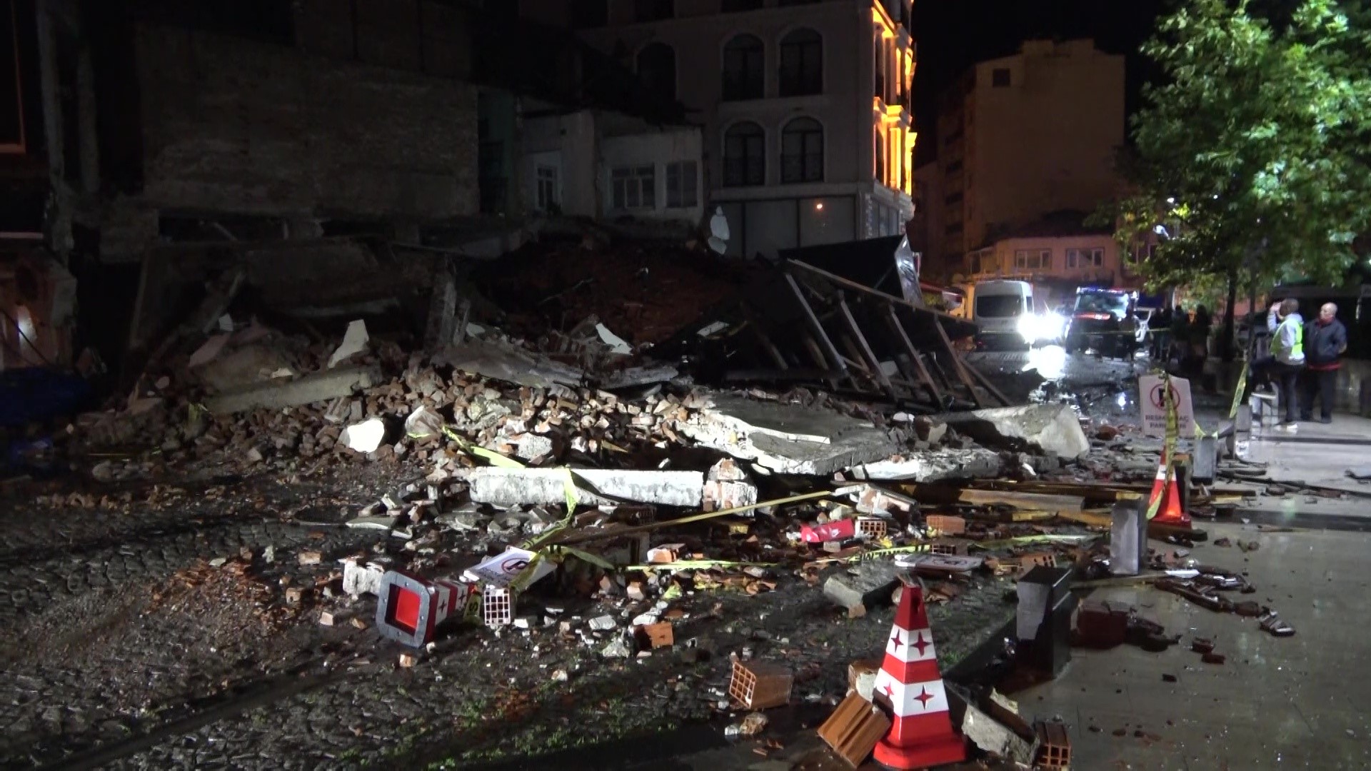 Sındırgı’da 6.1’Lik Deprem Sonrası Bakan Yerlikaya Bölgeye Gitti