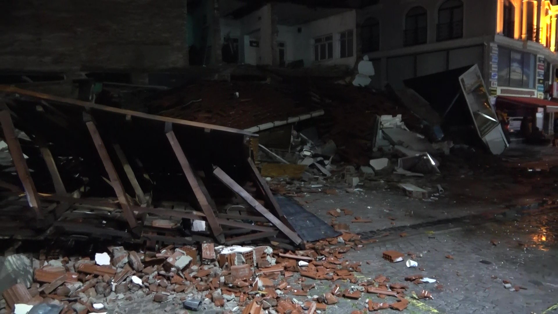 Sındırgı’da 6.1’Lik Deprem Sonrası Bakan Yerlikaya Bölgeye Gitti2