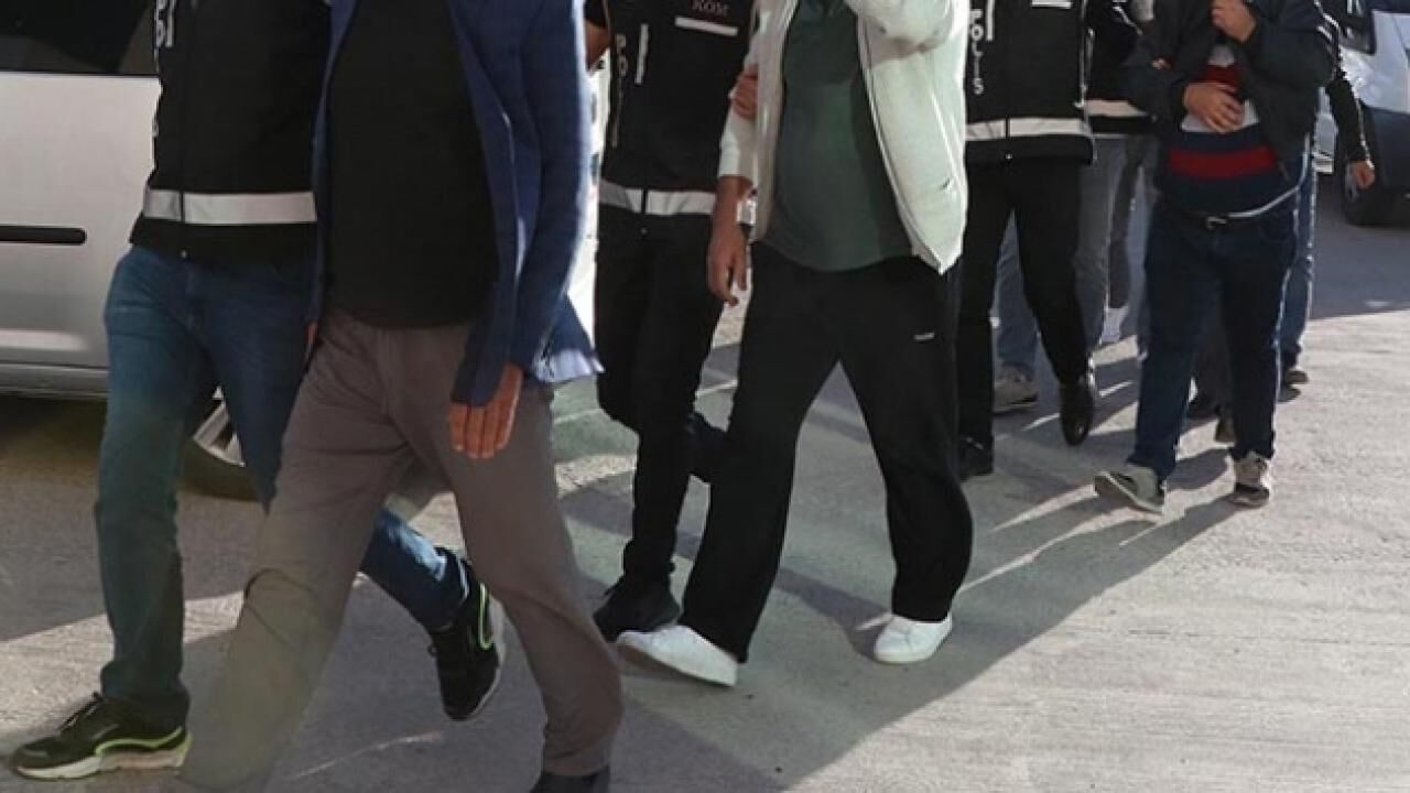 Sosyal Medyada Silah Paylaşan 23 Şüpheliye Operasyon! Ruhsatsız Silahlar Ele Geçirildi2