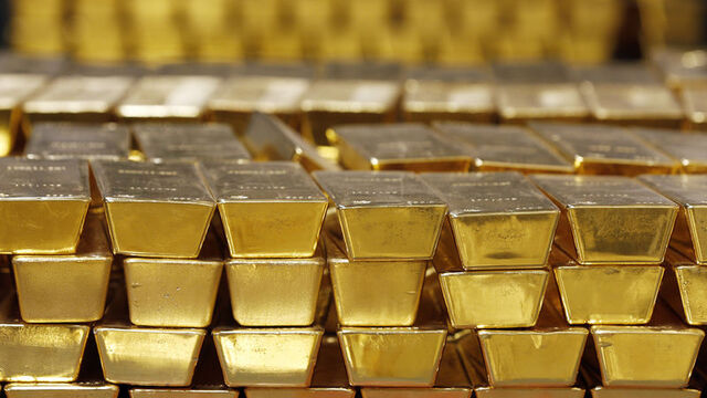 Dünya altın piyasasında hareketli günler yaşanıyor. Dünya Altın Konseyi’nin (WGC) yayımladığı son rapora göre 2025’in üçüncü çeyreğinde küresel altın talebi tarihi bir seviyeye ulaştı. Altın alımlarında öne çıkan ülkeler arasında Türkiye Cumhuriyet Merkez Bankası (TCMB) da dikkat çekti. Türkiye, 7 tonluk alımla dünyanın en çok altın alan üçüncü ülkesi oldu.