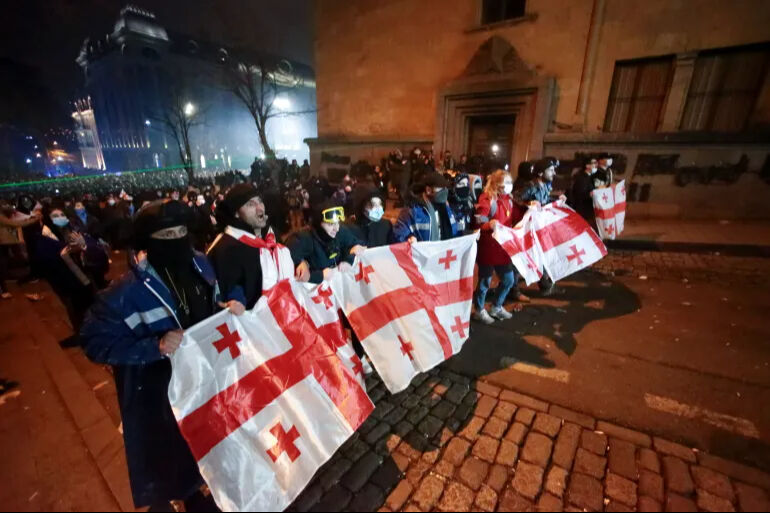 Tiflis’te Seçim Krizi Göstericiler Cumhurbaşkanlığı Sarayı Önünde Polisle Karşı Karşıya1