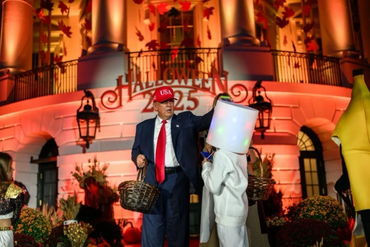 Yaklaşık bir saat süren kutlamada canlı müzik ve çocukların neşesi, Beyaz Saray bahçesini doldurdu. Trump çifti sık sık gülümseyerek kalabalığı selamladı.
Kutlamanın sonunda Trump, basın mensuplarının sorularını yanıtlamadan Beyaz Saray’a geçti. Çocuklar ise etkinlik boyunca eğlenceli anlar yaşadı.