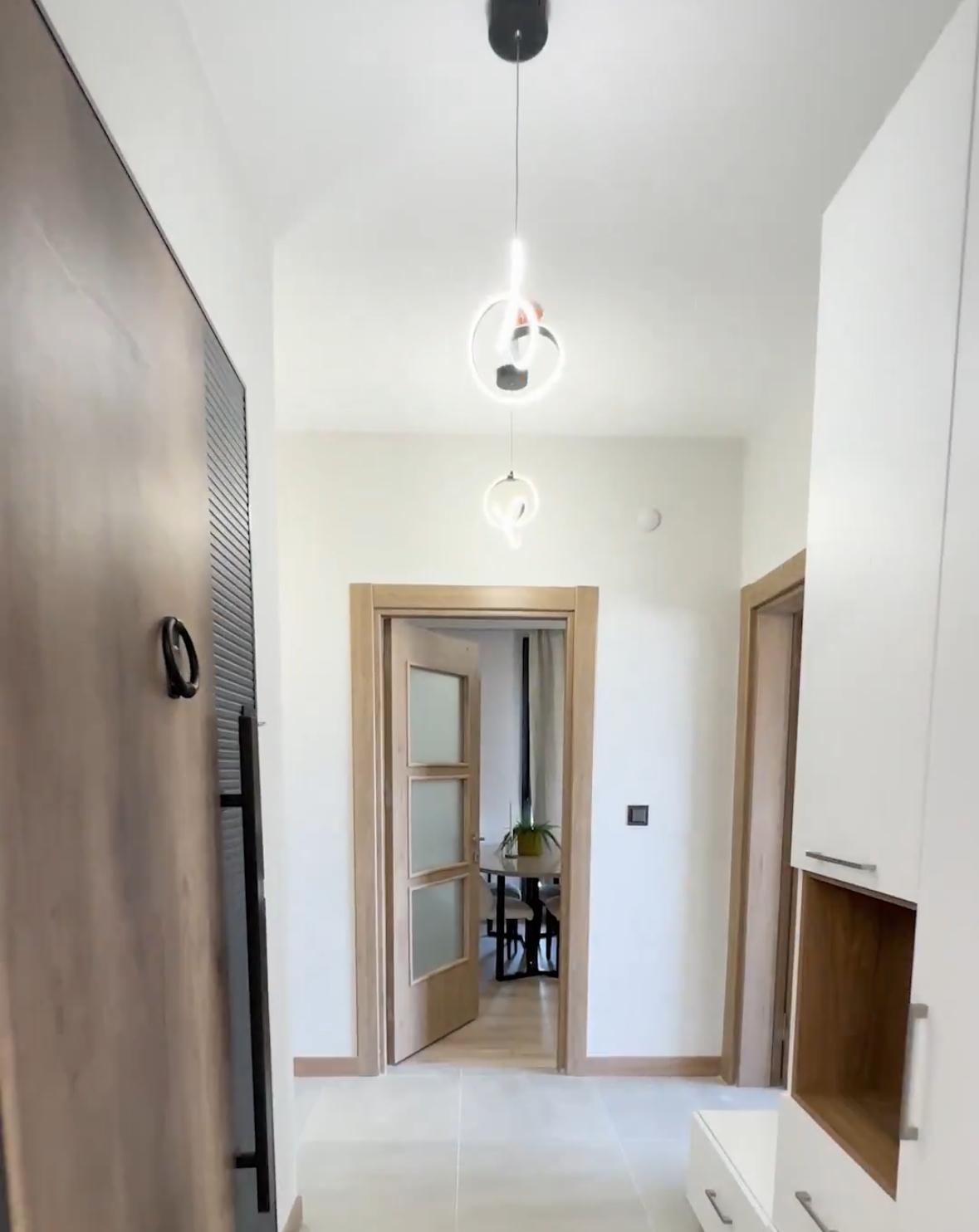 Projede sosyal donatılar ve oturum alanları da detaylı planlandı. Site yaşamını kolaylaştıracak düzenlemeler ve yeşil alanlar ön planda.