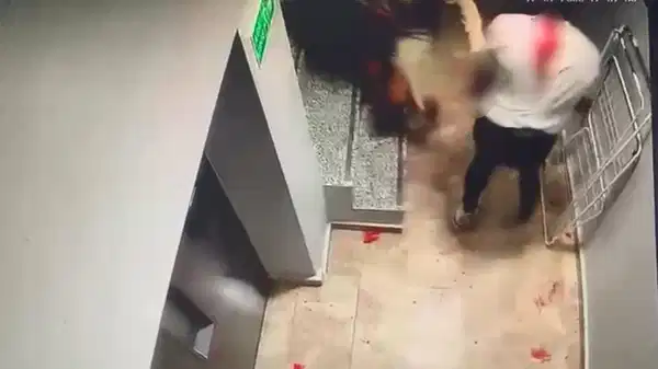 1Kağıthane’de Kanlı Olay! Eşi Darbedip, Genç Adamı Bıçakladı Olay Güvenlik Kamerasına Yansıdı