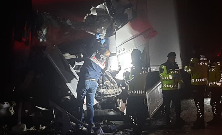 Adana’da Feci Kaza Arızalanan Tur Otobüsüne Tır Çarptı! Yaralılar Var1