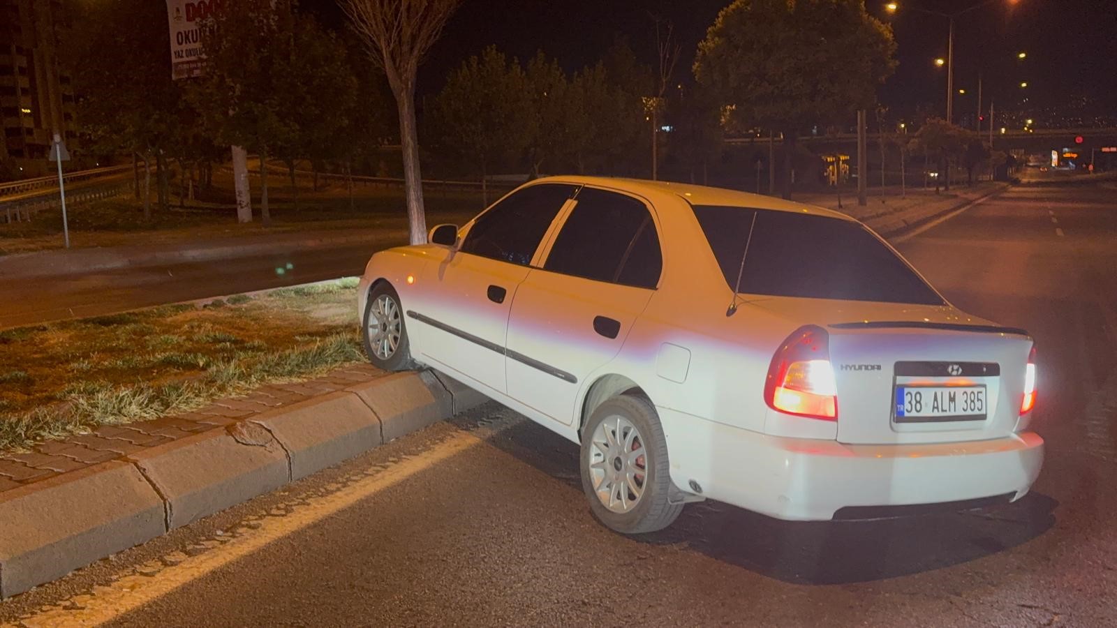 Alkollü Sürücü Direksiyon Başında Uyudu, Kaza Sonrası Da Uyanmadı1