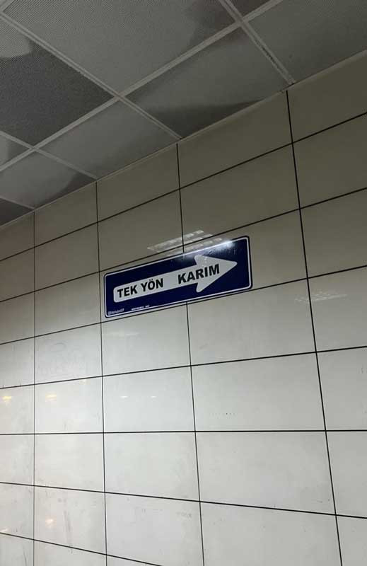 Ankara’da Trend Olan Romantik Tabela “Tek Yön Karım” Akımı Başladı1