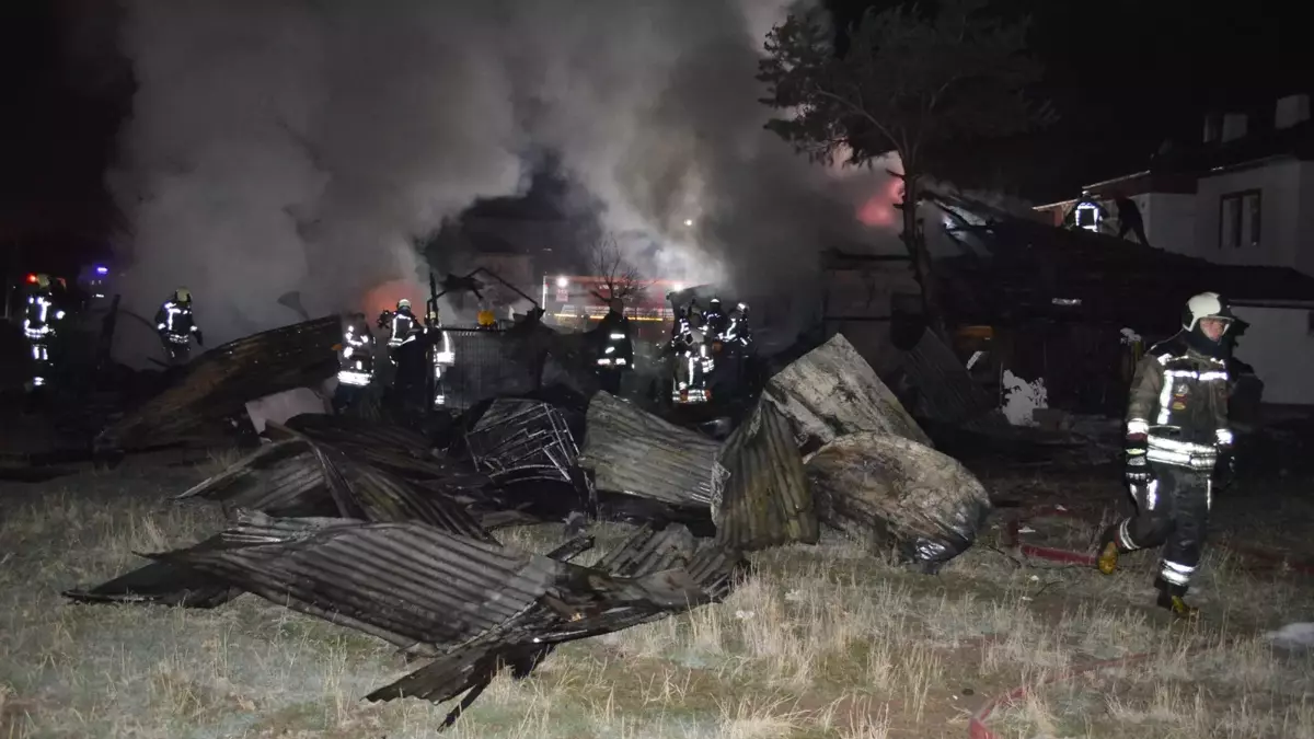 Ankara’da Yürek Burkan Yangın! Zihinsel Engelli Üç Kardeş Son Anda Kurtarıldı