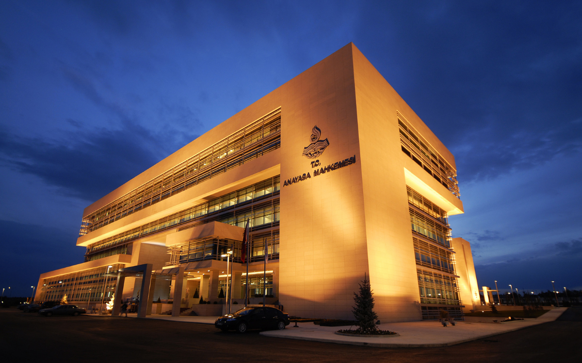 Aymnin Hsk Karari Hukukculari Ayaga Kaldirdi Denetlenemeyen Keyfi Bir Rejim Yaratiliyor