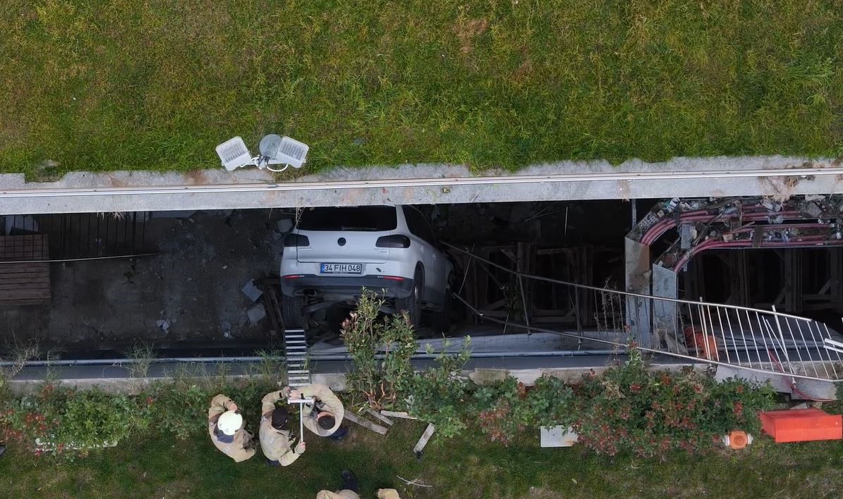 Bahçelievler’de Akılalmaz Kaza Sürücü Araçlara Çarparak Boşluğa Düştü1