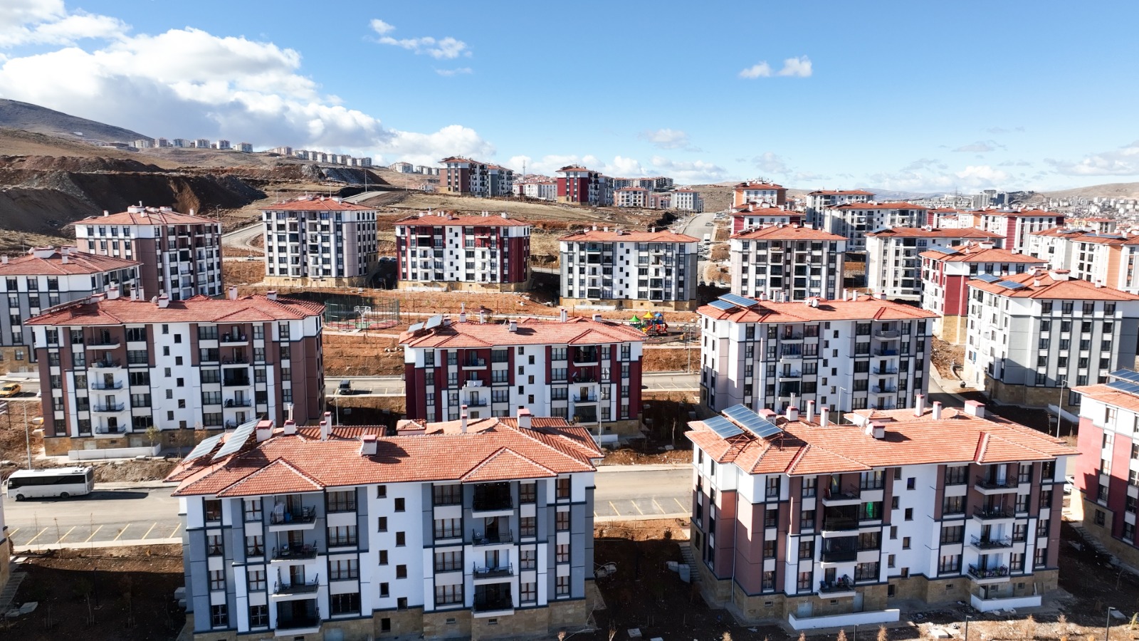 Bakan Kurum Deprem Bölgesindeki Inşa Çalışmaları Yıl Sonuna Kadar Tamamlanacak