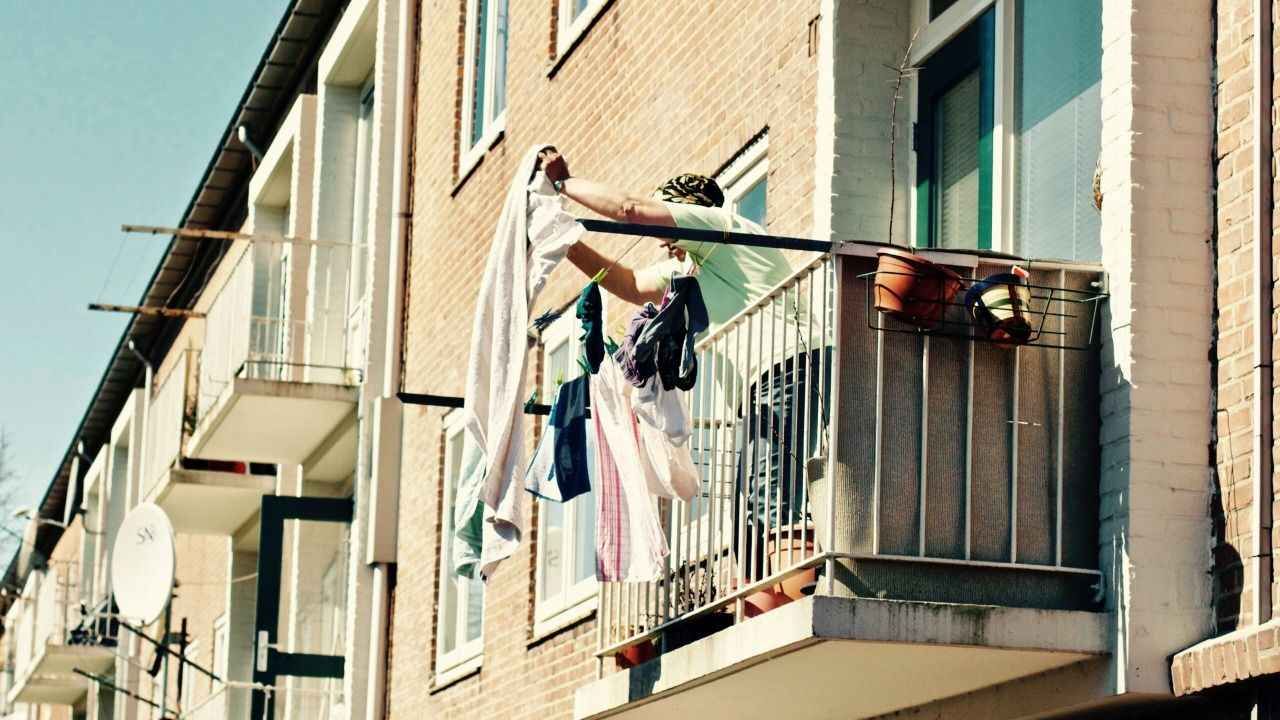 Yargıtay'dan milyonlarca komşuyu ilgilendiren emsal karar! Balkondan halı silkeledi, 3 ay hapis cezası aldı!