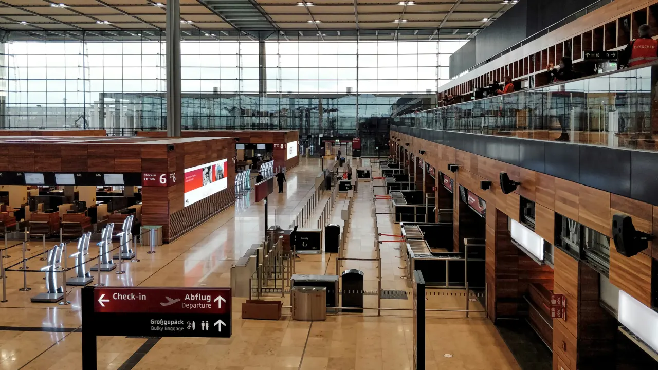 Berlin Semalarında Dron Paniği Uçuşlar Durduruldu2