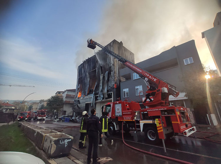 Kocaeli'de Parfüm Deposunda Yangın Faciası 7 Kişi Hayatını Kaybetti