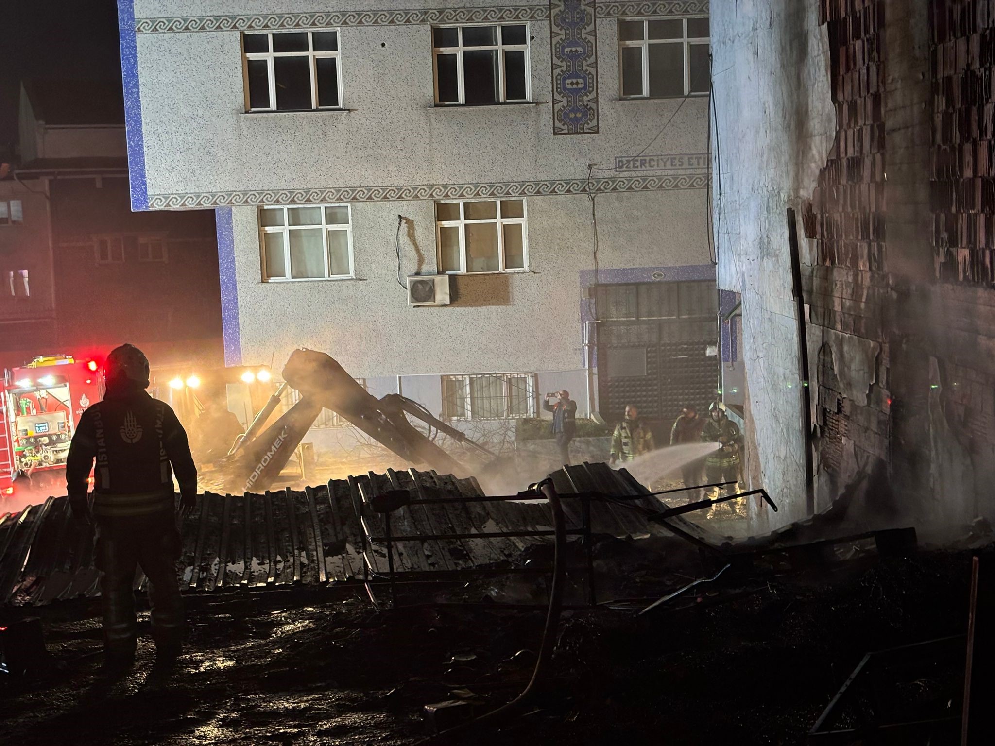 Küçükçekmece’de Yangın! Geri Dönüşüm Deposunu Alevler Sardı