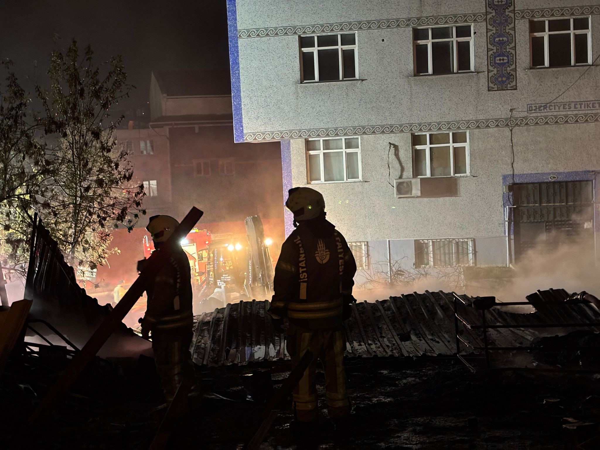 Küçükçekmece’de Yangın! Geri Dönüşüm Deposunu Alevler Sardı1