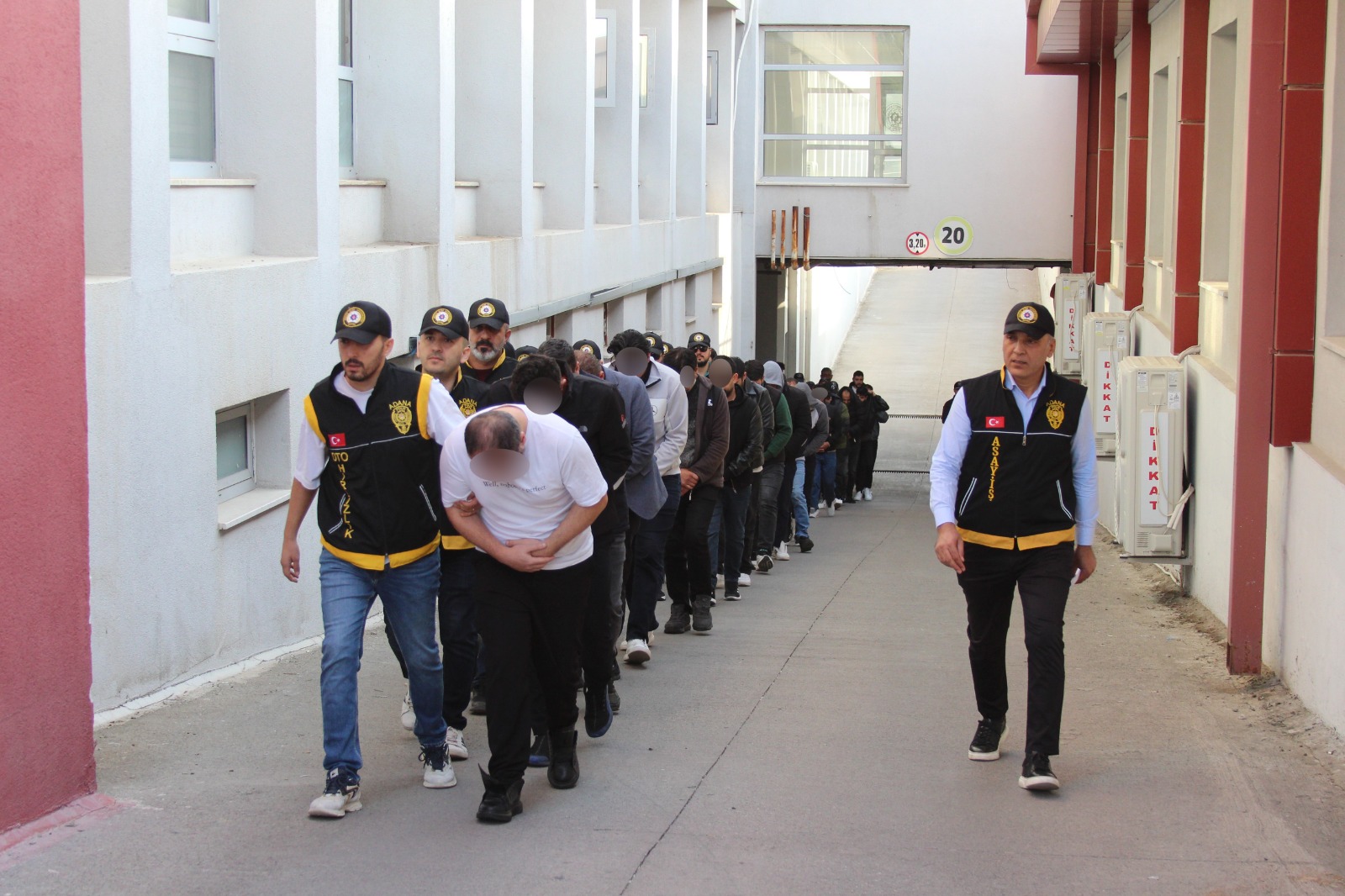 Müteahhitleri 19 Milyon Tl Dolandıran Şebeke Çökertildi! 60 Gözaltı