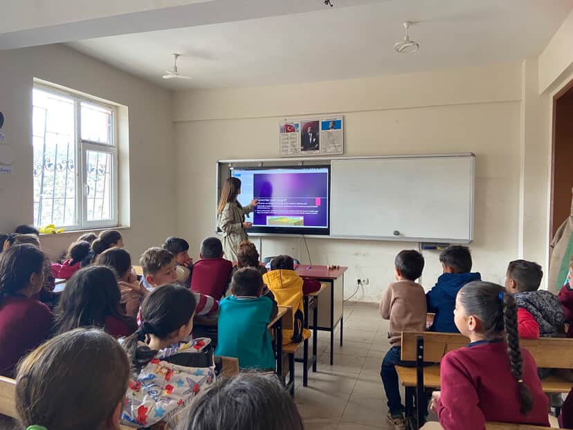 Öğretmen Esra Ateş