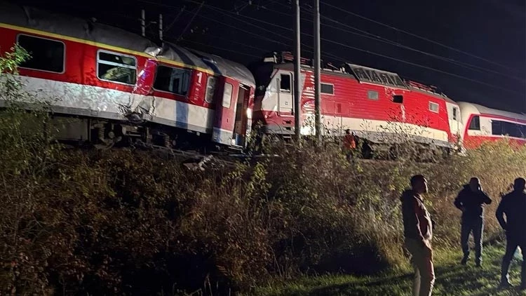 Slovakya’da Yolcu Trenleri Kafa Kafaya Çarpıştı, Çok Sayıda Yaralı Var1