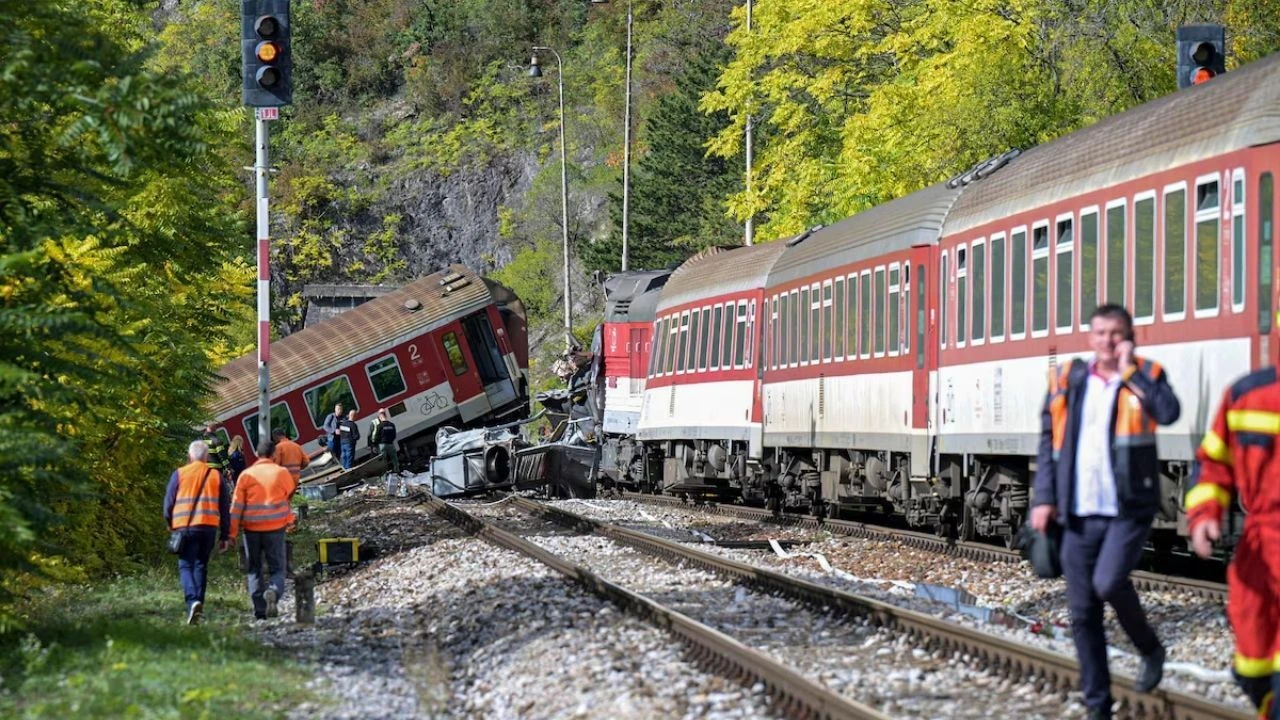 Slovakya’da Yolcu Trenleri Kafa Kafaya Çarpıştı, Çok Sayıda Yaralı Var2