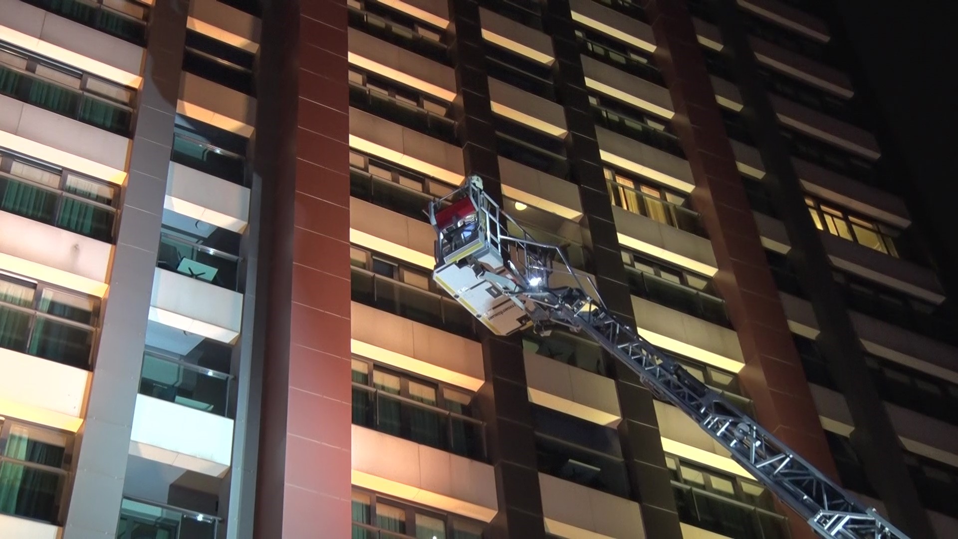 Sultangazi’de 27 Katlı Otelde Yangın! 4 Kişi Hastanelik Oldu1