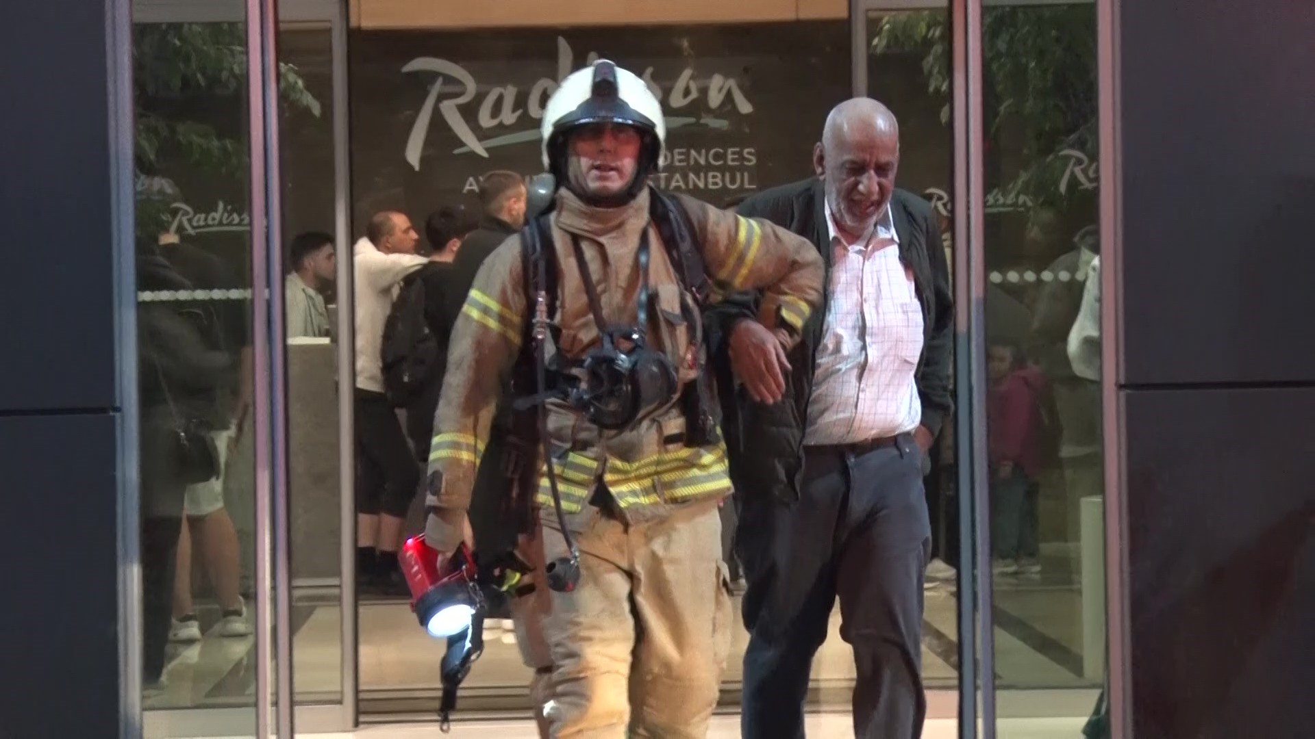 Sultangazi’de 27 Katlı Otelde Yangın! 4 Kişi Hastanelik Oldu2