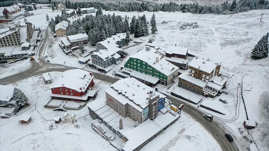 Uludağ'da Hava Sıcaklığı Düştü! Yağmur Yerini Kara Bıraktı