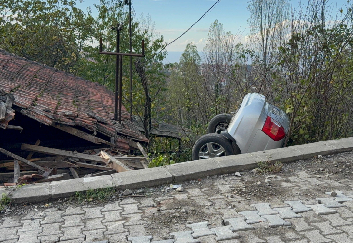 Zonguldak Araba Eve Daldı
