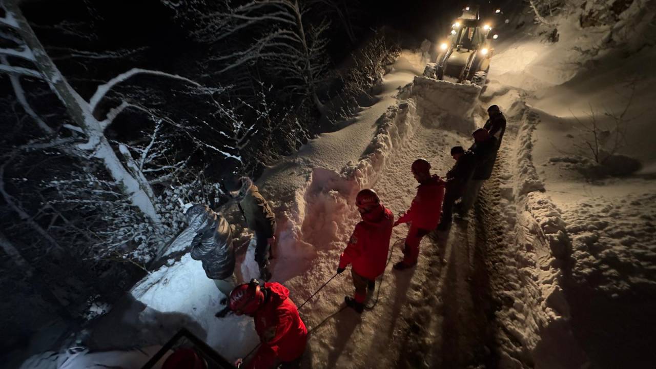 Aa 20251230 40117820 40117816 Rizede Ucuruma Yuvarlanan Cipteki 2 Kisi Hayatini Kaybetti