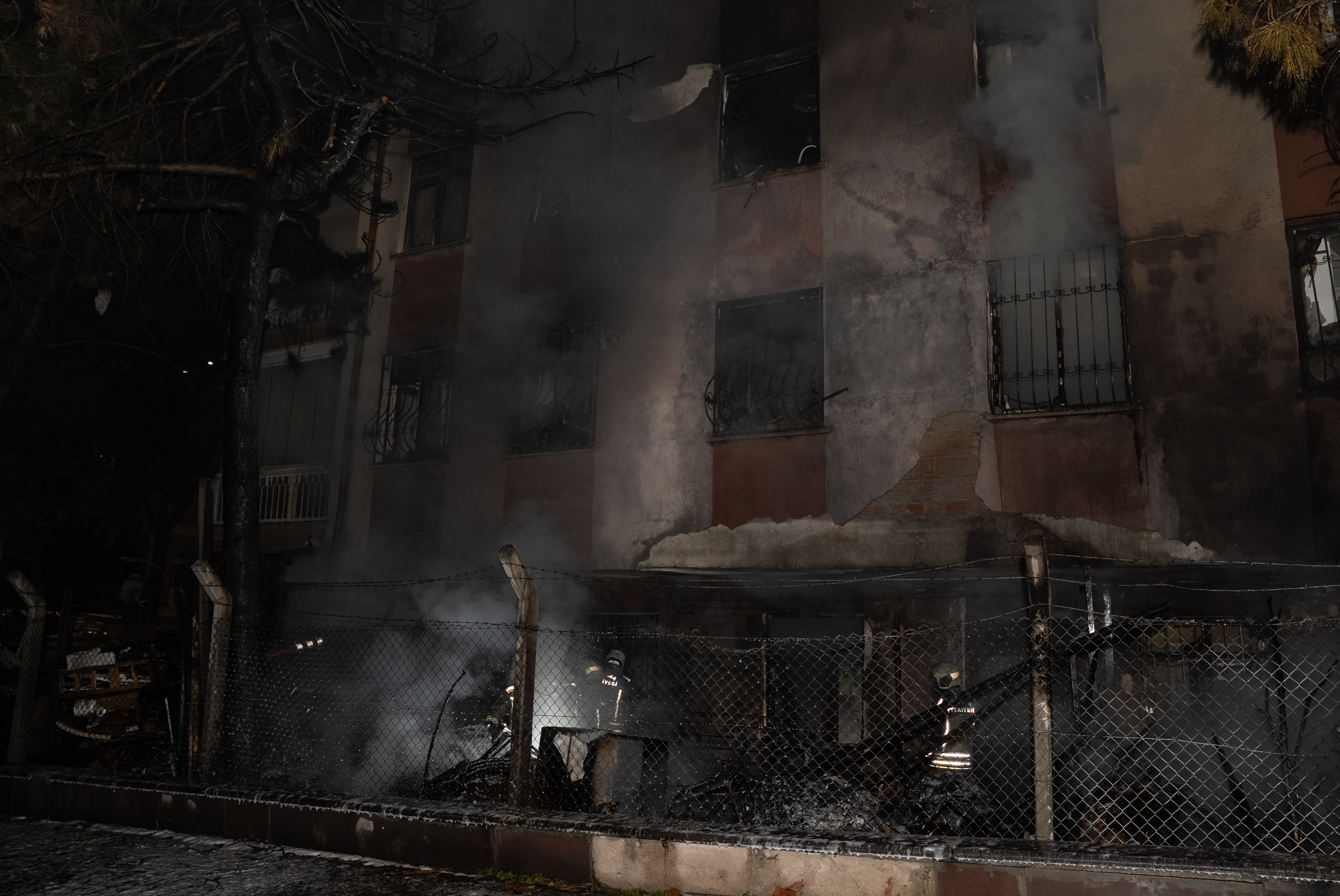 Ankara’da Hurdalık Yangını Apartmana Sıçradı! 8 Kişi Hastanelik Oldu