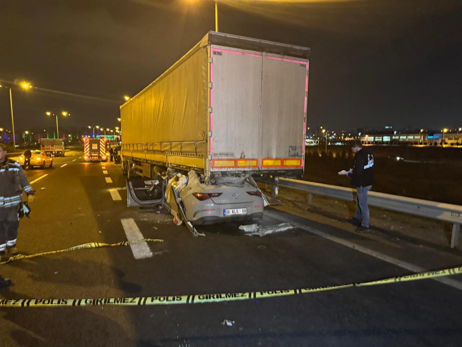 Ankara’da Kaza Dehşeti Otomobil Tırın Altına Girdi! 2 Kişi Can Verdi3