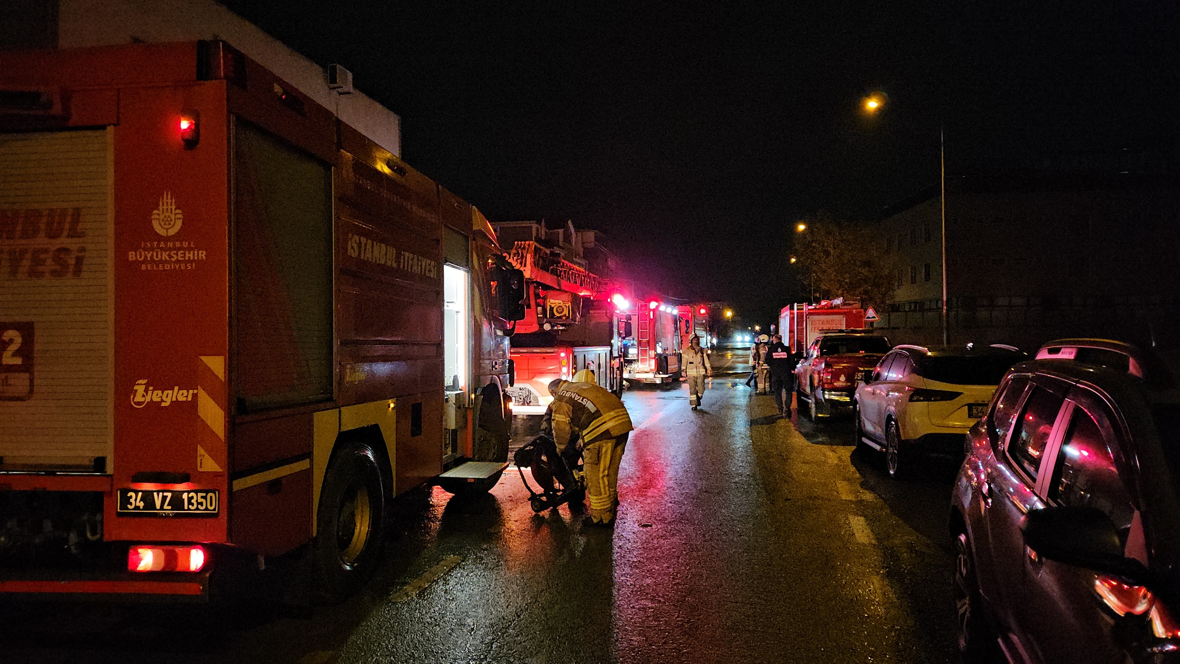Arnavutköy’de Yangın Felaketi! İş Yeri Küle Döndü 1’I Ağır 3 Yaralı