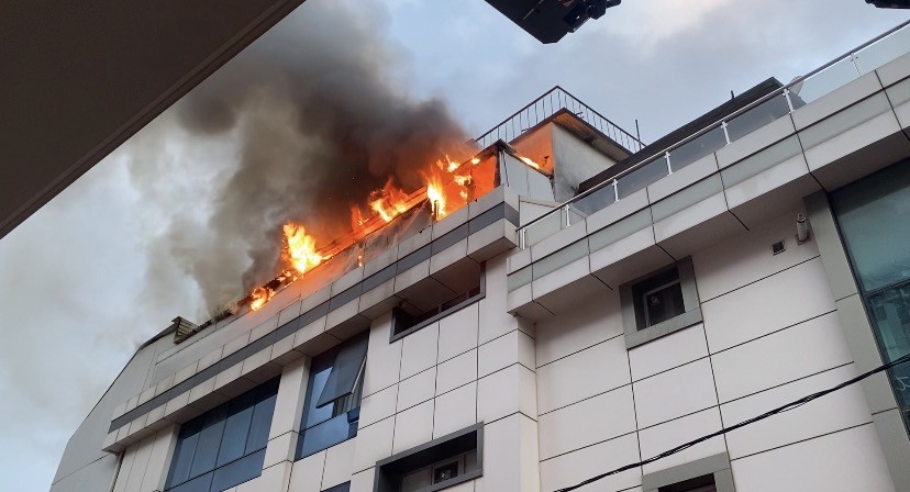 Ataşehir'de Otel Yangını! Ekipler Müdahale Ediyor1-1