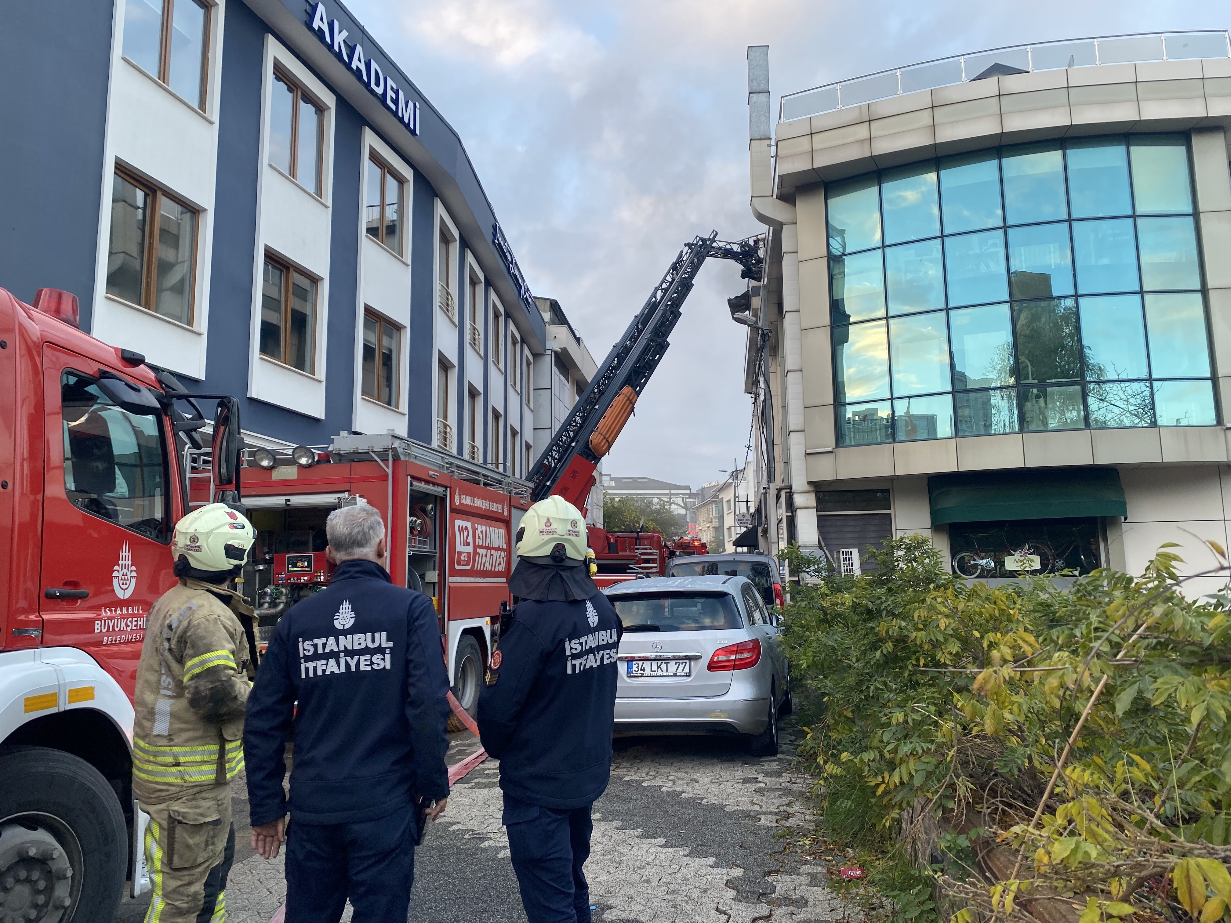Ataşehir'de Otel Yangını! Ekipler Müdahale Ediyor2