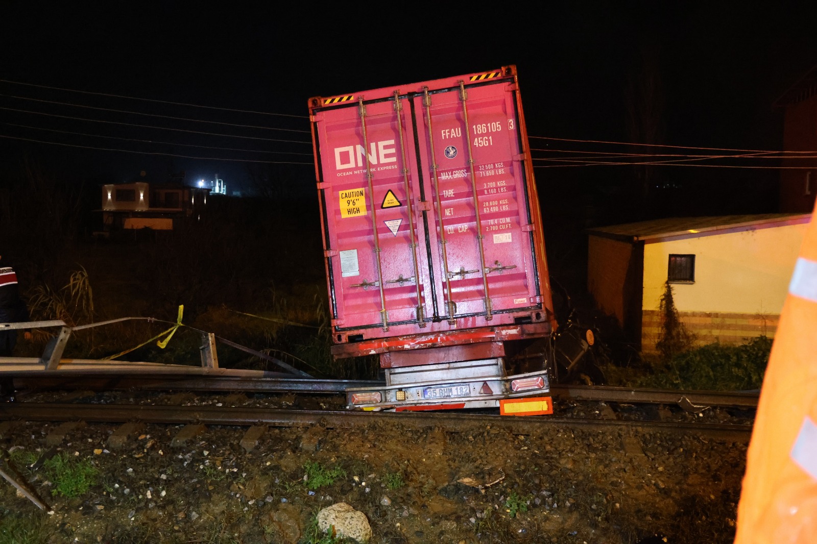 Aydın’da Korkunç Kaza! Tır Raylara Uçtu Sürücü Hayatını Kaybetti