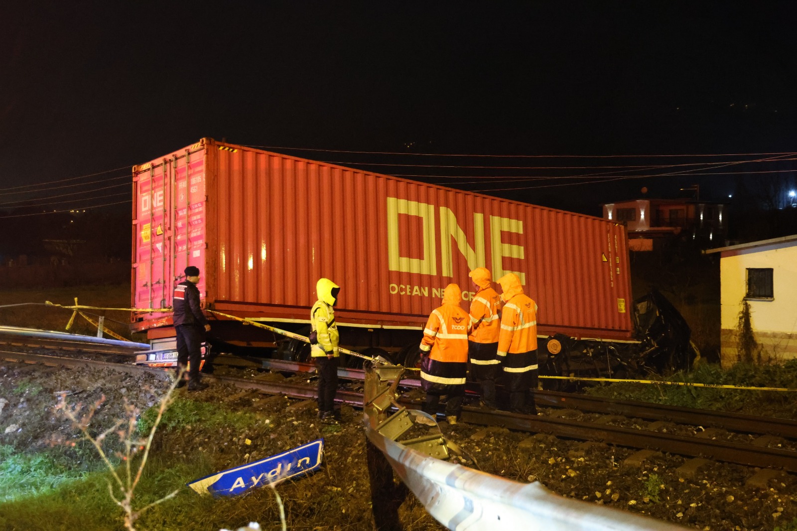 Aydın’da Korkunç Kaza! Tır Raylara Uçtu Sürücü Hayatını Kaybetti1