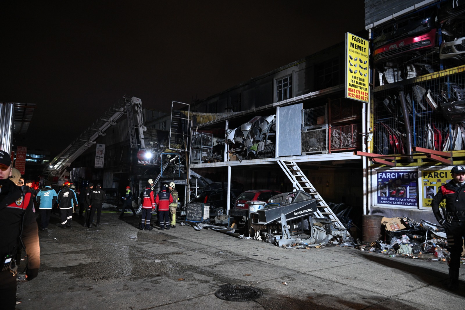 Başakşehir'de Oto Sanayi Sitesinde Yangın! 1 Kişi Kurtarılamadı2