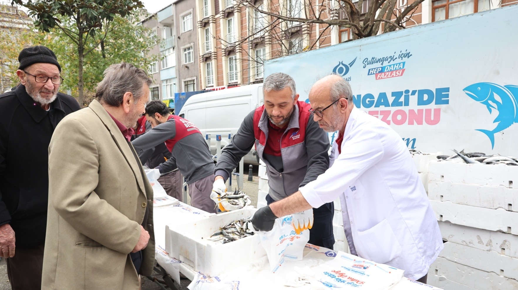 Belediye Ücretsiz Balık Dağıttı, Kuyruk Uzadıkça Uzadı1