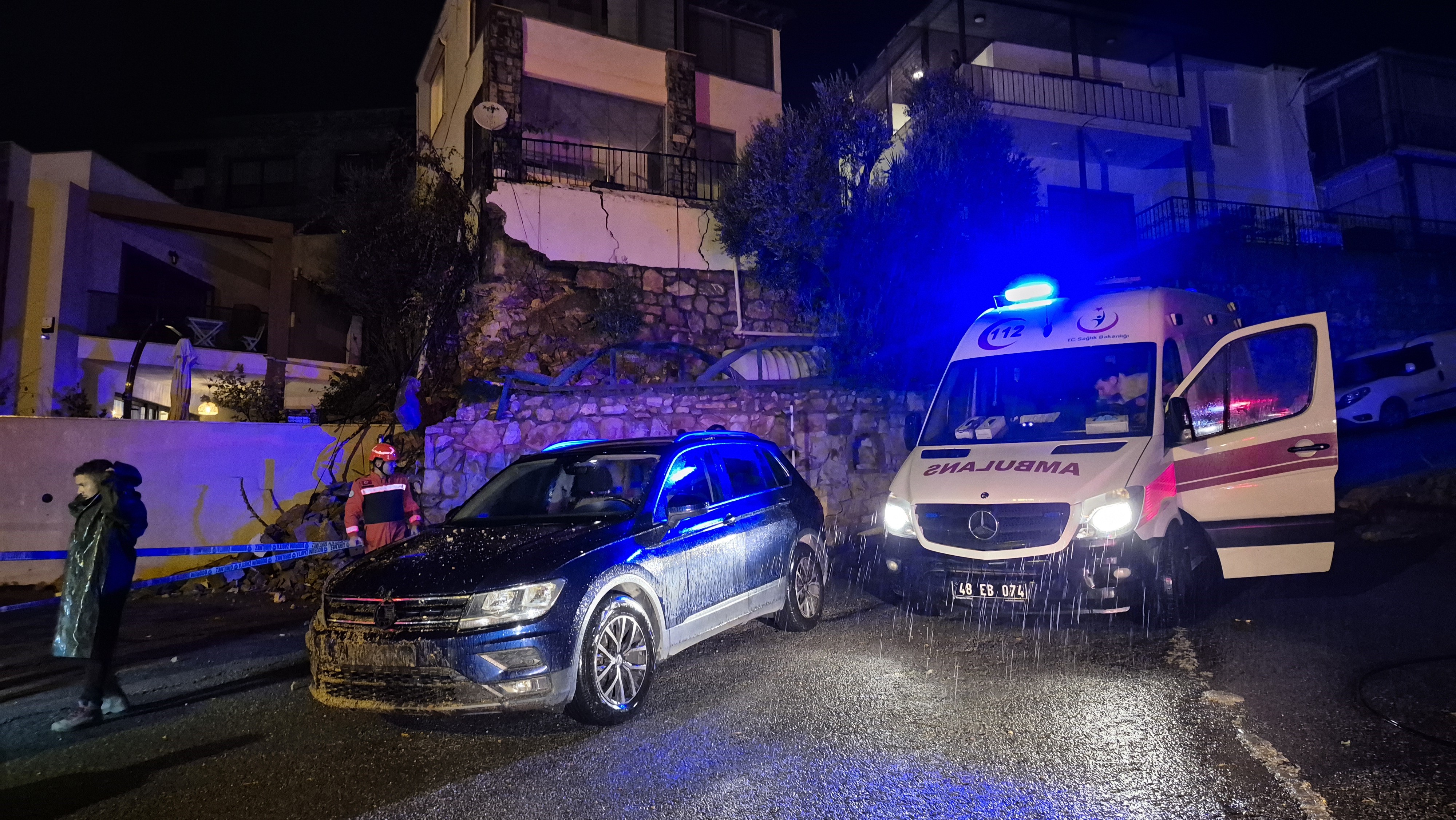 Bodrum'da Sel Felaketi İstinat Duvarı Çöktü, 9 Kişi Tahliye Edildi1