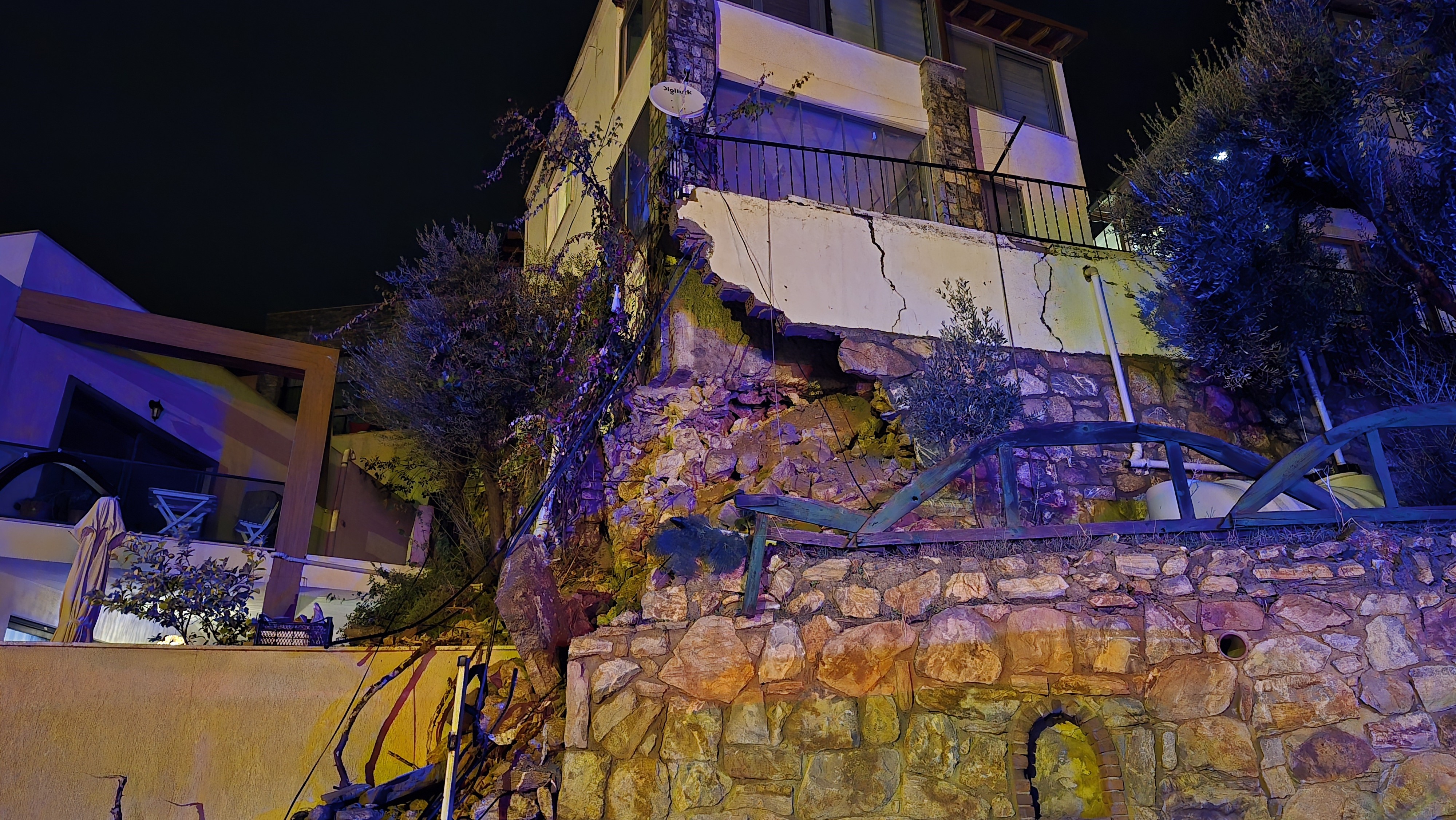 Bodrum'da Sel Felaketi İstinat Duvarı Çöktü, 9 Kişi Tahliye Edildi2