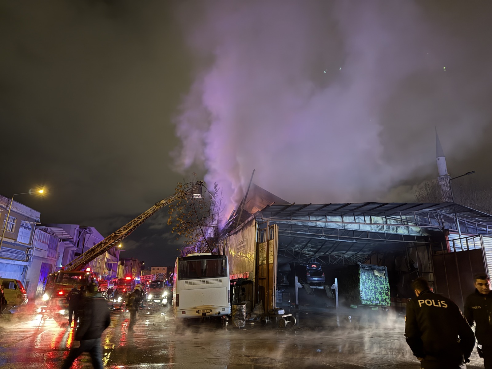 Bursa'da Plastik Kalıp Atölyesinde Yangın! Alevler Iş Yerine Sıçradı