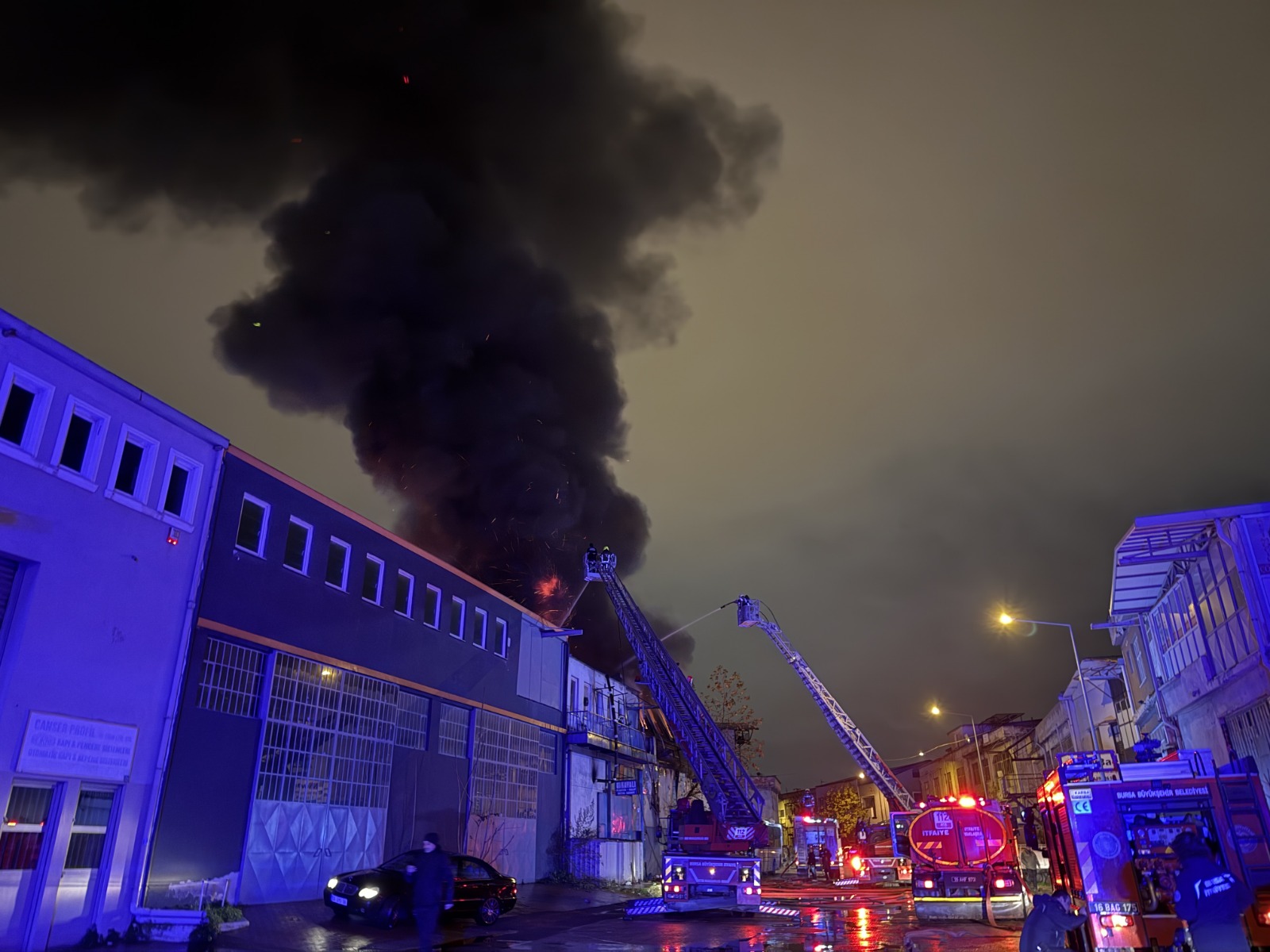 Bursa'da Plastik Kalıp Atölyesinde Yangın! Alevler Iş Yerine Sıçradı1