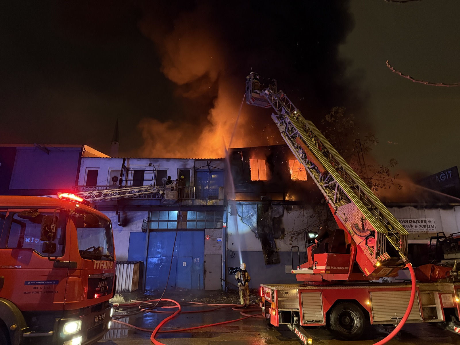 Bursa'da Plastik Kalıp Atölyesinde Yangın! Alevler Iş Yerine Sıçradı3