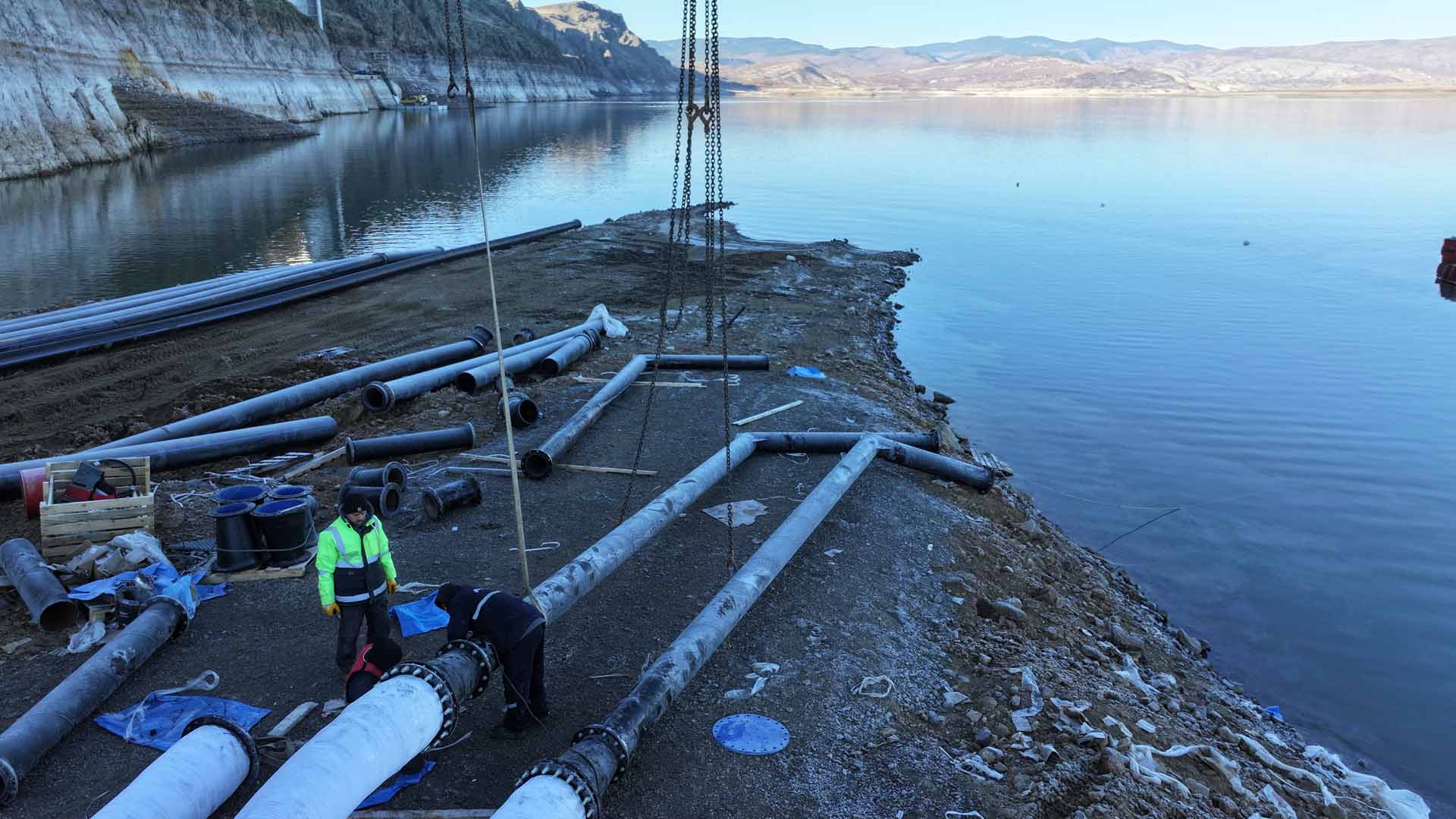 Çamlıdere Barajı’nda Su Alma Yapısının Altında Kalan Yaklaşık 110 Milyon Metreküp Ölü Hacimli Suyun Sisteme Kazandırılması Amacıyla Başlatılan Yüzer Pompa Sistemi Çalışmaları Sürüyor 2